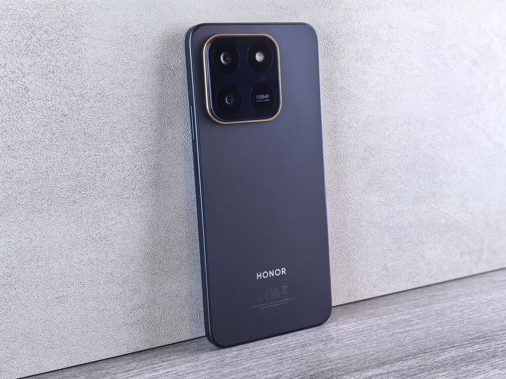 A modern smartphone featuring a 100MP camera lens positioned elegantly against a minimalist background.